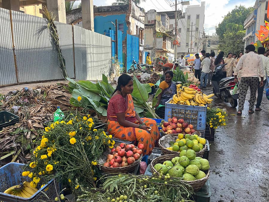 ರಾಯಚೂರಿನಲ್ಲಿ ಮಳೆಯಿಂದಾಗಿ ವ್ಯಾಪಾರಿಗಳು ತೊಂದರೆ ಅನುಭವಿಸಿದರು