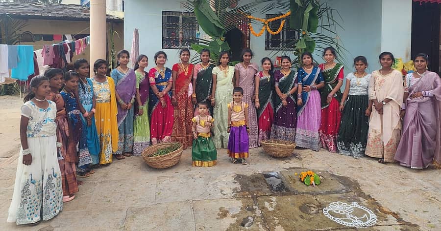 ಚಿಂಚೋಳಿ ತಾಲ್ಲೂಕಿನ ಚಾಪ್ಲಾನಾಯಕ ತಾಂಡಾದಲ್ಲಿ ಯುವತಿಯರು ಮಂಗಳವಾರ ಗೋದಣ ಪೂಜೆ ನಡೆಸಿದರು