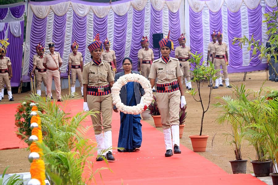 ಚಾಮನಗರದ ಜಿಲ್ಲಾ ಸಶಸ್ತ್ರ ಮೀಸಲು ಪಡೆ ಕವಾಯತು ಮೈದಾನದಲ್ಲಿ ಹಮ್ಮಿಕೊಂಡಿದ್ದ ಪೊಲೀಸ್ ಹುತಾತ್ಮರ ದಿನಾಚರಣೆಯಲ್ಲಿ ಪೊಲೀಸ್ ಹುತಾತ್ಮರ ಸ್ಮಾರಕಕ್ಕೆ ಜಿಲ್ಲಾ ಪ್ರಧಾನ ಸೆಷನ್ಸ್ ನ್ಯಾಯಾಧೀಶೆ ಜಿ.ಪ್ರಭಾವತಿ ಗೌರವ ಸಲ್ಲಿಸಿದರು