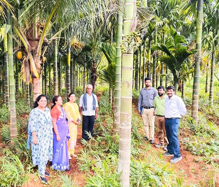 ಮಾಗಡಿ ತಾಲ್ಲೂಕಿನ ಹಲಸಬೆಲೆ ಗ್ರಾಮದ ಪ್ರಗತಿಪರ ರೈತ ಚಂದ್ರಯ್ಯ ಅವರ ಸಮಗ್ರ ಕೃಷಿ ತೋಟಕ್ಕೆ ಕೃಷಿ ವಿಜ್ಞಾನಿಗಳ ತಂಡ ಭೇಟಿ ನೀಡಿದ ಸಂದರ್ಭ