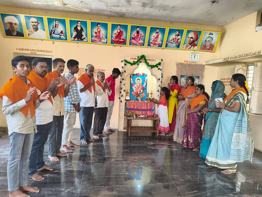 ಕನಕಪುರ ದಾಳಿಂಬ ಗ್ರಾಮದಲ್ಲಿ ನಡೆದ ಶರಣರ ಸಂಗಮ ಸಾಮೂಹಿಕ ಪ್ರಾರ್ಥನಾ ಕಾರ್ಯಕ್ರಮದಲ್ಲಿ ಪಾಲ್ಗೊಂಡಿದ್ದ ಭಕ್ತರು