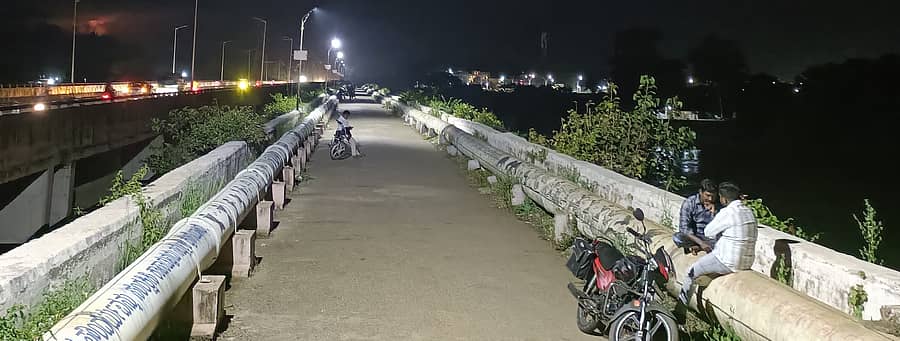ಹರಿಹರದ ತುಂಗಭದ್ರಾ ಹೊಳೆ ಸೇತುವೆ ಮೇಲಿನ ಬೀದಿ ದೀಪಗಳು ಬೆಳಗಿರುವುದು