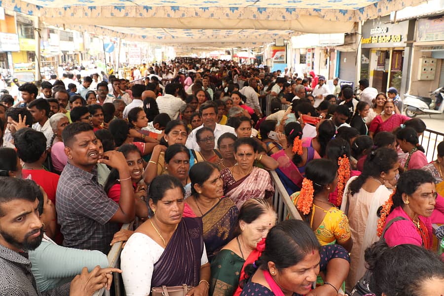 ಹಾಸನಾಂಬೆಯ ದರ್ಶನಕ್ಕೆ ಮಂಗಳವಾರ ಮಧ್ಯಾಹ್ನದ ನಂತರ ಬಂದಿದ್ದ ಭಕ್ತಗಣ