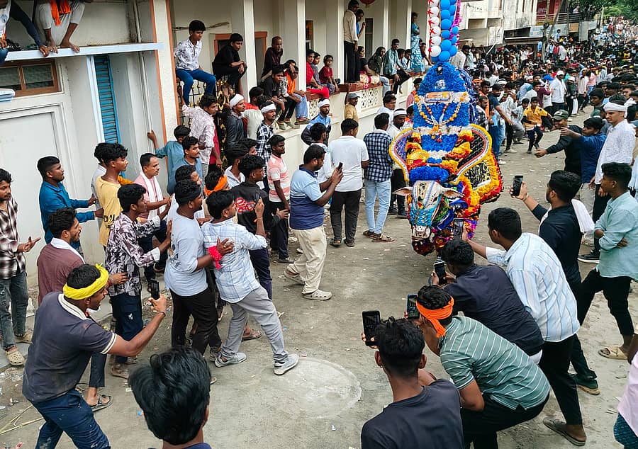 ಹಾವೇರಿಯ ವೀರಭದ್ರೇಶ್ವರ ದೇವಸ್ಥಾನದ ಮುಂಭಾಗದಲ್ಲಿ ಬುಧವಾರ ಏರ್ಪಡಿಸಿದ್ದ ಹೋರಿ ಬೆದರಿಸುವ ಸ್ಪರ್ಧೆಯಲ್ಲಿ ಫೈಲ್ವಾನರು ಹೋರಿ ಹಿಡಿಯಲು ಜಮಾಯಿಸಿದ್ದರೆ, ಕೆಲ ಯುವಕರ ಗುಂಪು ಪ್ರಾಣದ ಹಂಗು ತೊರೆದು ಕೈಯಲ್ಲಿ ಮೊಬೈಲ್ ಹಿಡಿದು ಓಡುವ ಹೋರಿಗಳ ಎದುರೇ ನಿಂತು ವಿಡಿಯೊ ಮಾಡಿದರು