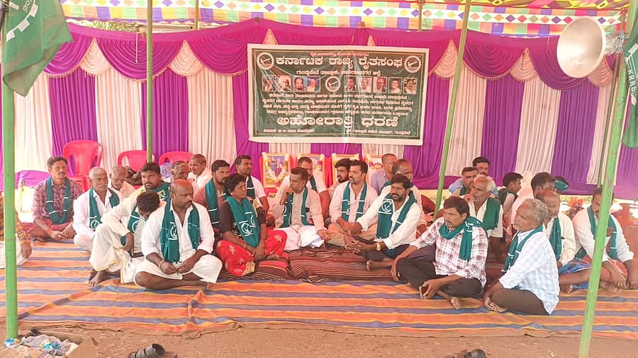 ಗುಂಡ್ಲುಪೇಟೆ ತಾಲ್ಲೂಕು ಕಚೇರಿ ಮುಂದೆ ಕರ್ನಾಟಕ ರಾಜ್ಯ ರೈತ ಸಂಘ ನಡೆಸುತ್ತಿರುವ ಅಹೋರಾತ್ರಿ ಧರಣಿ 10ನೇ ದಿನ ಗುರುವಾರವೂ ಮುಂದುವರೆದಿರುವುದು.