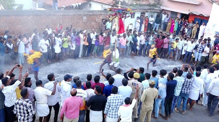 ಯಳಂದೂರು ತಾಲ್ಲೂಕಿನ ಅಗರ ಗ್ರಾಮದಲ್ಲಿ ಗುರುವಾರ ಸಂಜೆ ಭಕ್ತರ ಹರ್ಷೋದ್ಘಾರಗಳ ನಡುವೆ ಹಿಂಡಿ ಮಾರಮ್ಮನ ಕೊಂಡೋತ್ಸವ ವಿಜೃಂಭಣೆಯಿಂದ ನಡೆಯಿತು