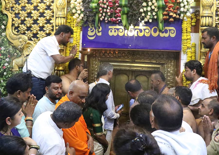 ಹಾಸನಾಂಬಾ ದೇಗುಲದಲ್ಲಿ ಗುರುವಾರ ಶಾಸ್ತ್ರೋಕ್ತವಾಗಿ ಪೂಜೆ ನೆರವೇರಿಸಿದ ಬಳಿಕ ಗರ್ಭಗುಡಿಯ ಬಾಗಿಲನ್ನು ಮುಚ್ಚಲಾಯಿತು