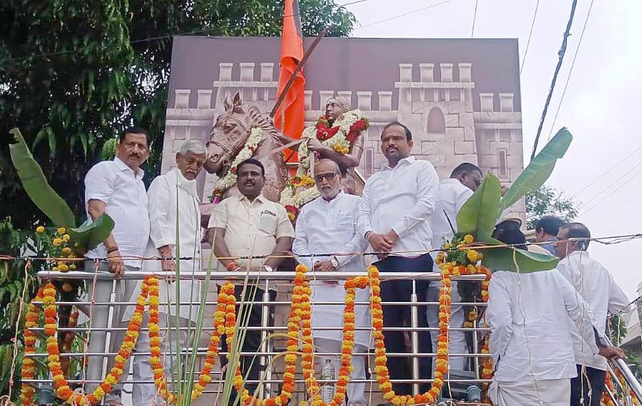 ಸಿಂಧನೂರಿನ ಕಿತ್ತೂರು ರಾಣಿ ಚನ್ನಮ್ಮ ವೃತ್ತದಲ್ಲಿ ಗುರುವಾರ ನಗರದ ಮುಖಂಡರು ಚನ್ನಮ್ಮ ಪ್ರತಿಮೆಗೆ ಮಾಲಾರ್ಪಣೆ ಮಾಡಿ ಗೌರವಿಸಿದರು