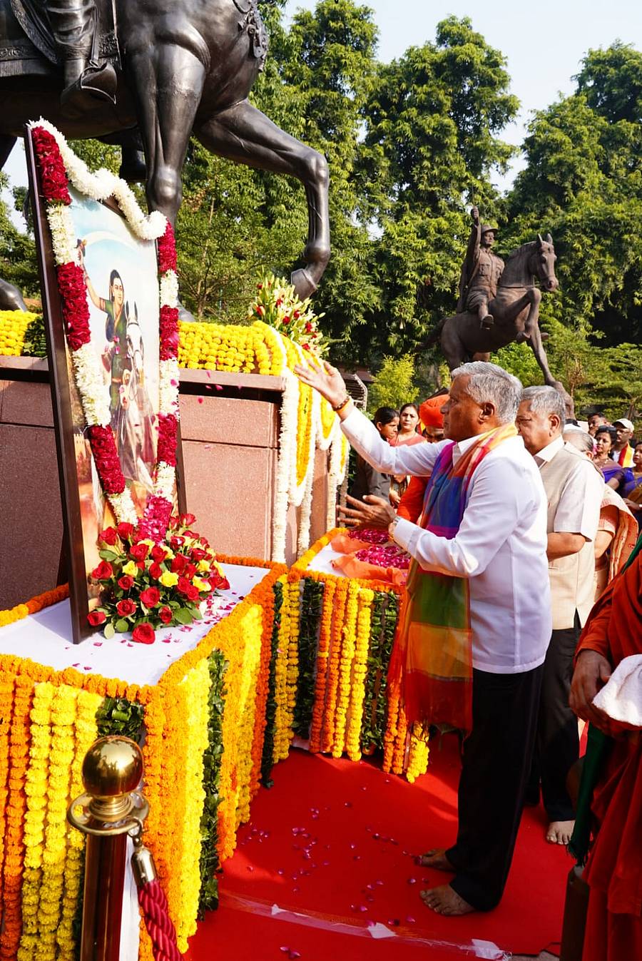 ಚೆನ್ನಮ್ಮ ಭಾವಚಿತ್ರಕ್ಕೆ ವಿ.ಸೋಮಣ್ಣ ಹಾಗೂ ಜಗದೀಶ ಶೆಟ್ಟರ್ ಪುಷ್ಪಾ‌ರ್ಚನೆ ಮಾಡಿದರು. 