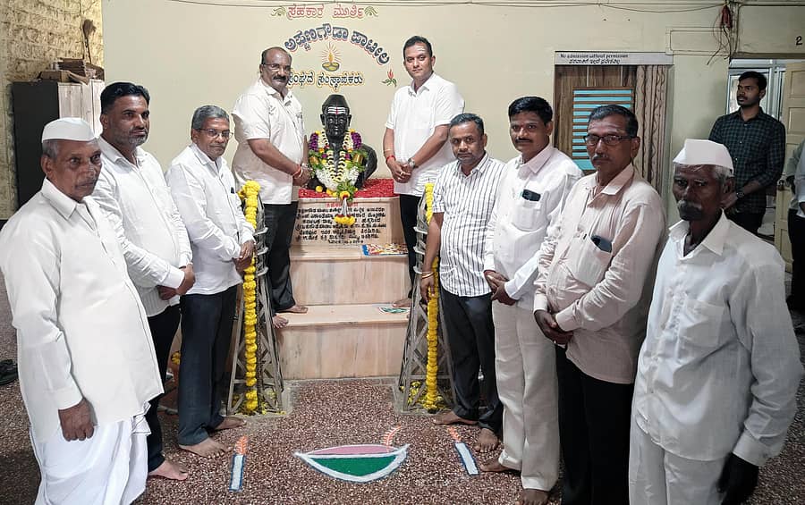 ಹುಕ್ಕೇರಿ ಗ್ರಾಮೀನ ವಿದ್ಯುತ್ ಸಹಕಾರ ಸಂಘದ ಕಚೇರಿಯಲ್ಲಿ ದಿ.ಅಪ್ಪಣ್ಣಗೌಡರ 51ನೇ ಪುಣ್ಯತಿಥಿ ನಿಮಿತ್ಯ ಅವರ ಪುತ್ಥಳಿಗೆ ಪೂಜೆ ನೆರವೇರಿಸಲಾಯಿತು