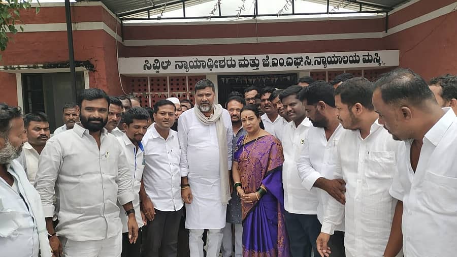 ಚುನಾವಣೆ ವೇಳೆ ಪ್ರಚೋದನಕಾರಿ ಭಾಷಣ ಮಾಡಿದ ಪ್ರಕರಣಕ್ಕೆ ಸಂಬಂಧಿಸಿದಂತೆ ಮಸ್ಕಿ ಜೆಎಂಎಫ್‌ಸಿ ನ್ಯಾಯಾಲದಿಂದ ಗುರುವಾರ ಜಾಮೀನು ಪಡೆದ ಹೊರ ಬಂದ ವಿಧಾನ ಪರಿಷತ್‌ ಸದಸ್ಯೆ, ನಟಿ ಉಮಾಶ್ರೀ ಅವರನ್ನು ಶಾಸಕ ಆರ್. ಬಸನಗೌಡ ತುರ್ವಿಹಾಳ ಸೇರಿದಂತೆ ಕಾಂಗ್ರೆಸ್ ಮುಖಂಡರು ಭೇಟಿ ಮಾಡಿದರು