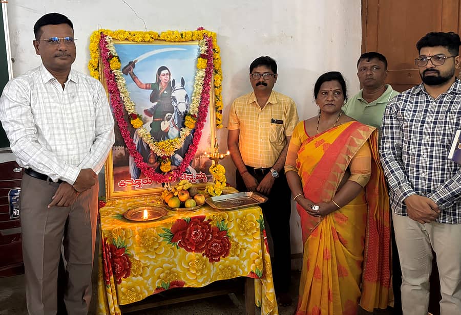 ಕಾರವಾರದಲ್ಲಿ ಹಮ್ಮಿಕೊಂಡಿದ್ದ ಜಿಲ್ಲಾಮಟ್ಟದ ಜಯಂತಿ ಕಾರ್ಯಕ್ರಮದಲ್ಲಿ ಕಿತ್ತೂರು ರಾಣಿ ಚೆನ್ನಮ್ಮ ಅವರ ಭಾವಚಿತ್ರಕ್ಕೆ ಗೌರವ ಸಮರ್ಪಿಸಲಾಯಿತು