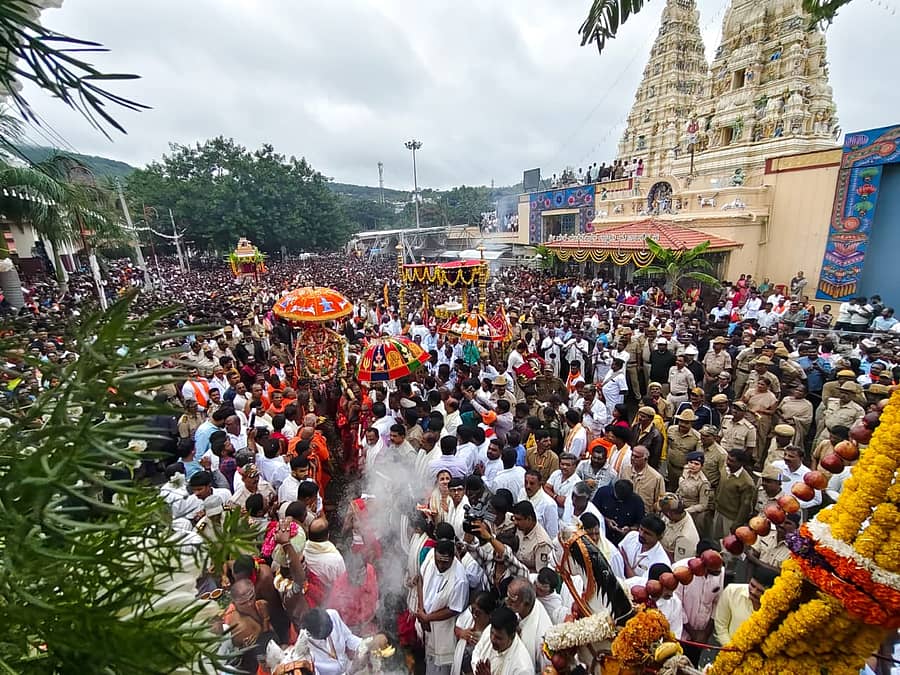ಮಲೆ ಮಹದೇಶ್ವರ ದೇವಸ್ಥಾನದಲ್ಲಿ ಬುಧವಾರ ದೀಪಾವಳಿ ಜಾತ್ರಾ ಮಹೋತ್ಸವದ ಅಂಗವಾಗಿ ನಡೆದ ಮಹಾ ರಥೋತ್ಸವದಲ್ಲಿ ಭಾಗವಹಿಸಿದ್ದ ಭಕ್ತರು