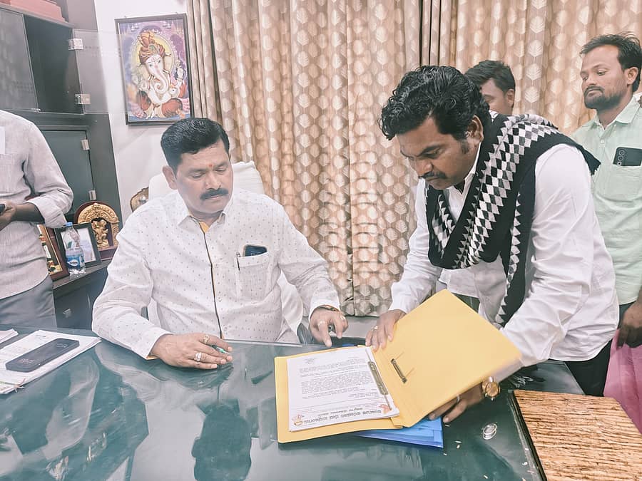 ಯಾದಗಿರಿ ಜಿಲ್ಲೆಯ ಸೂಲಗಿತ್ತಿ ಜಯಲಕ್ಷ್ಮಮ್ಮ ಅರಿಗೆ ರಾಜ್ಯೋತ್ಸವ ಪ್ರಶಸ್ತಿಗೆ ಆಯ್ಕೆಮಾಡುವಂತೆ ಸಚಿವ ಶಿವರಾಜ ತಂಗಡಿ ಅವರಿಗೆ ಮನವಿಒ ಪತ್ರ ನೀಡಿದ ಬಿ.ಎಲ್. ಆಂಜನೇಯ.