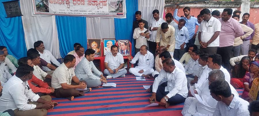 ಬಸವನಬಾಗೇವಾಡಿ ತಾಲ್ಲೂಕಿನ ಕುದರಿಸಾಲವಾಡಗಿ ಗ್ರಾಮದಲ್ಲಿ ರಸ್ತೆ ತೆರವುಗೊಳಿಸಿದ ವಿಚಾರವಾಗಿ ಸೂಕ್ತ ಪರಿಹಾರಕ್ಕೆ ಆಗ್ರಹಿಸಿ ಮಿನಿ ವಿಧಾನಸೌಧ ಮುಂಭಾಗ ನಿರಾಶ್ರಿತರು ನಡೆಸುತ್ತಿರುವ ಅನಿರ್ಧಿಷ್ಟ ಧರಣಿ ಸ್ಥಳಕ್ಕೆ ಗುರುವಾರ ಶಾಸಕ ರಾಜುಗೌಡ ಪಾಟೀಲ ಅಧಿಕಾರಿಗಳೊಂದಿಗೆ ಭೇಟಿ ನೀಡಿದರು