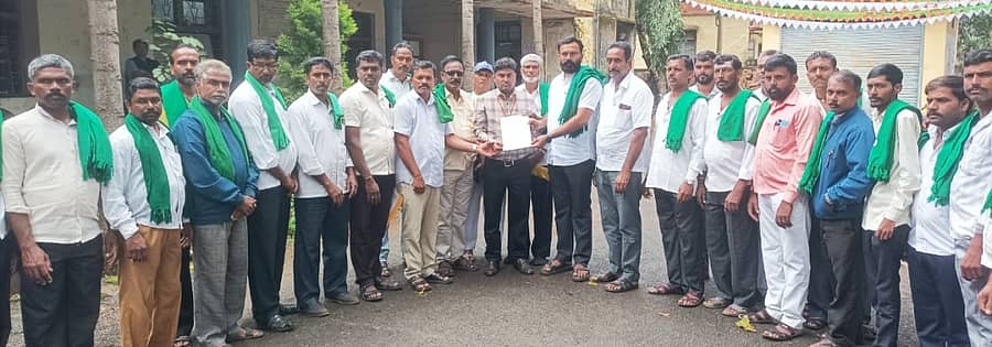 ಬೈಲಹೊಂಗಲದಲ್ಲಿ ಕರ್ನಾಟಕ ರಾಜ್ಯ ರೈತ ಸಂಘ, ಕೂಲಿ ಕಾರ್ಮಿಕರ ಹಿತಾಸಕ್ತಿ ಸಂಘದಿಂದ ಪ್ರತಿಭಟನೆ ನಡೆಸಿ ಉಪವಿಭಾಗಾಧಿಕಾರಿ ಪ್ರವೀಣ ಜೈನ ಅವರಿಗೆ ಗುರುವಾರ ಮನವಿ ಸಲ್ಲಿಸಿದರು