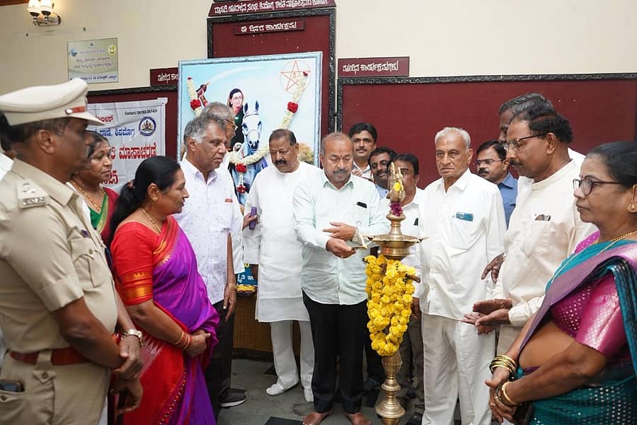 ಶಿವಮೊಗ್ಗದಲ್ಲಿ ಗುರುವಾರ ನಡೆದ ವೀರರಾಣಿ ಕಿತ್ತೂರು ಚೆನ್ನಮ್ಮ ಜಯಂತಿ ಕಾರ್ಯಕ್ರಮವನ್ನು ಶಾಸಕ ಎಸ್.ಎನ್.ಚನ್ನಬಸಪ್ಪ ಉದ್ಘಾಟಿಸಿದರು