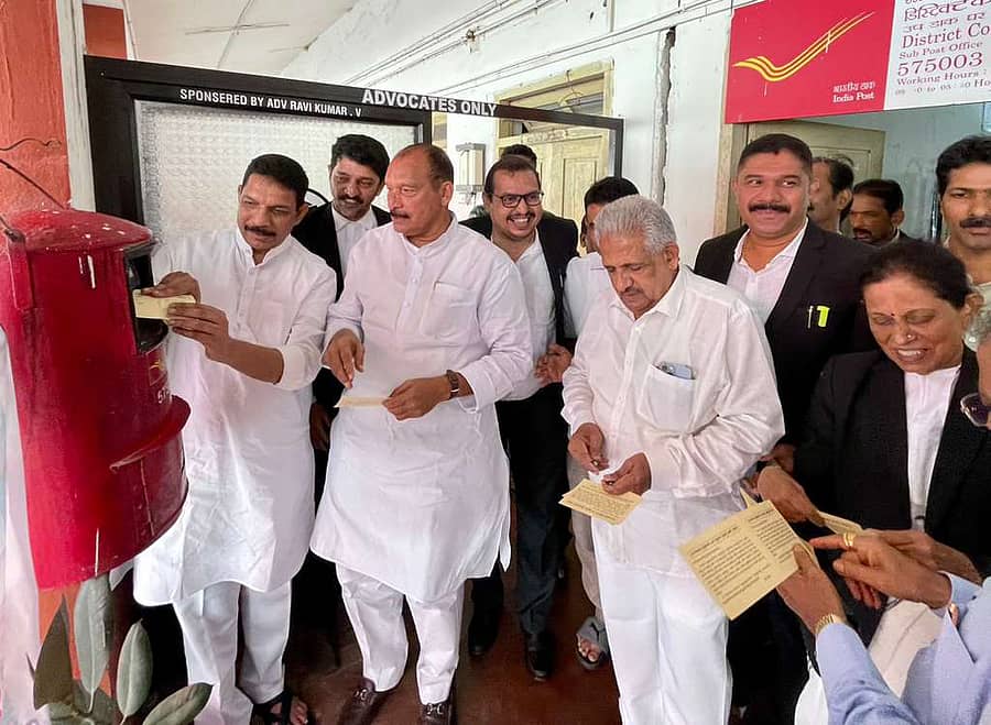 ಮಂಗಳೂರಿನಲ್ಲಿ ಹೈಕೋರ್ಟ್ ಪೀಠ ಸ್ಥಾಪನೆಗೆ ಆಗ್ರಹಿಸಿ ಹಮ್ಮಿಕೊಂಡ ಅಂಚೆಪತ್ರ ಭಿಯಾನಕ್ಕೆ  ನಳಿನ್ ಕುಮಾರ್ ಕಟೀಲ್  ಚಾಲನೆ ನೀಡಿದರು. ಐವನ್ ಡಿಸೋಜ, ರಾಘವೇಂದ್ರ ಎಚ್‌.ವಿ. ವಕೀಲ ಇಬ್ರಾಹಿಂ ಮತ್ತಿತರರು  ಭಾಗವಹಿಸಿದ್ದರು :ಪ್ರಜಾವಾಣಿ ಚಿತ್ರ