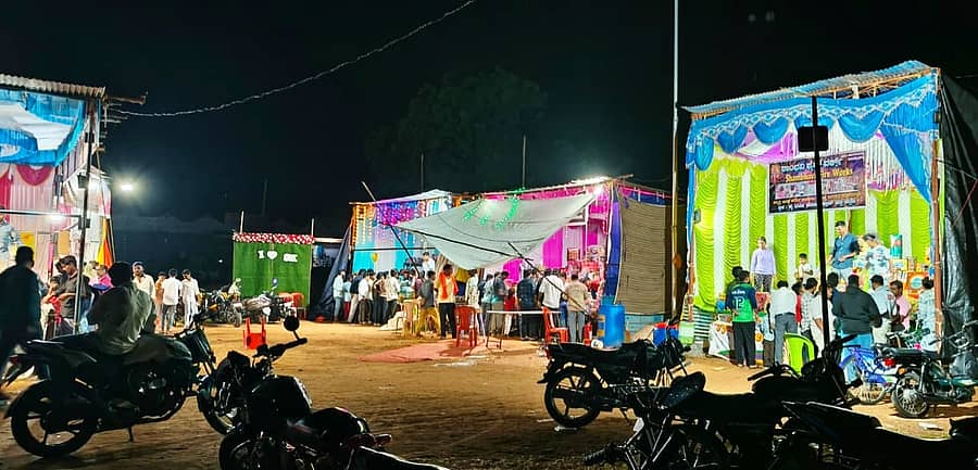 ಹಟ್ಟಿ ಪಟ್ಟಣದ ಪೈ ಭವನದ ಮಧ್ಯದಲ್ಲಿ ಹಾಕಿರುವ ಪಟಾಕಿ ಅಂಗಡಿಗಳು
