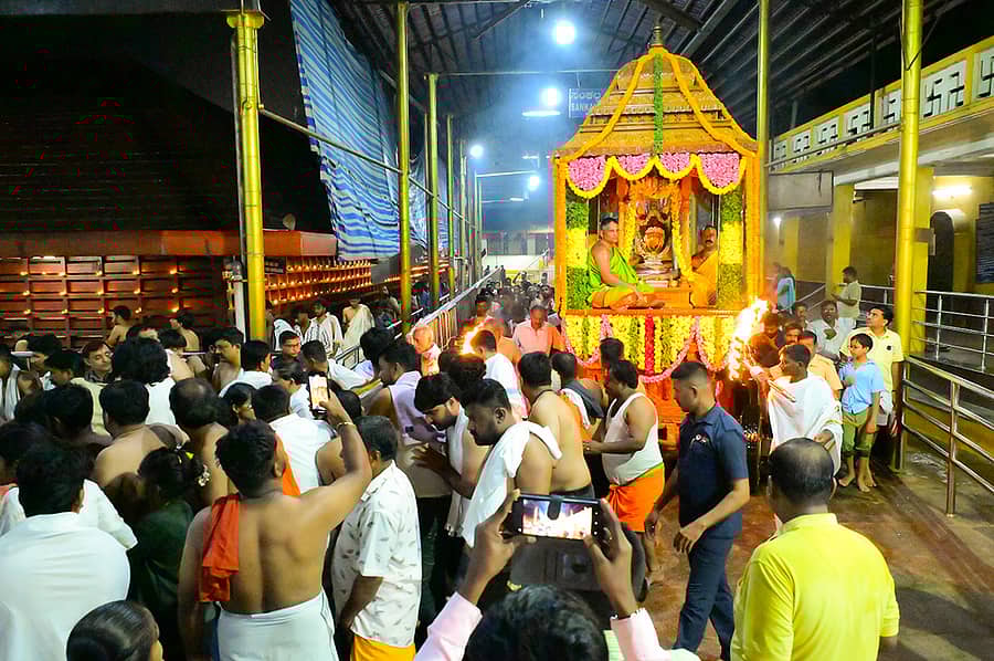 ಕುಕ್ಕೆ ಸುಬ್ರಹ್ಮಣ್ಯ ದೇವಳದಲ್ಲಿ ಹೊರಾಂಗಣ ಉತ್ಸವದ ನೋಟ