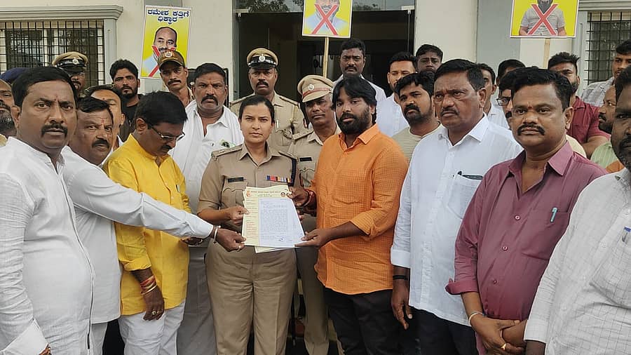 <div class="paragraphs"><p>ಹೊಸಪೇಟೆ: ಮಾಜಿ ಸಂಸದ ರಮೇಶ್ ಕತ್ತಿ ವಿರುದ್ಧ ವಾಲ್ಮೀಕಿ ಸಮುದಾಯ ಪ್ರತಿಭಟನೆ</p></div>
