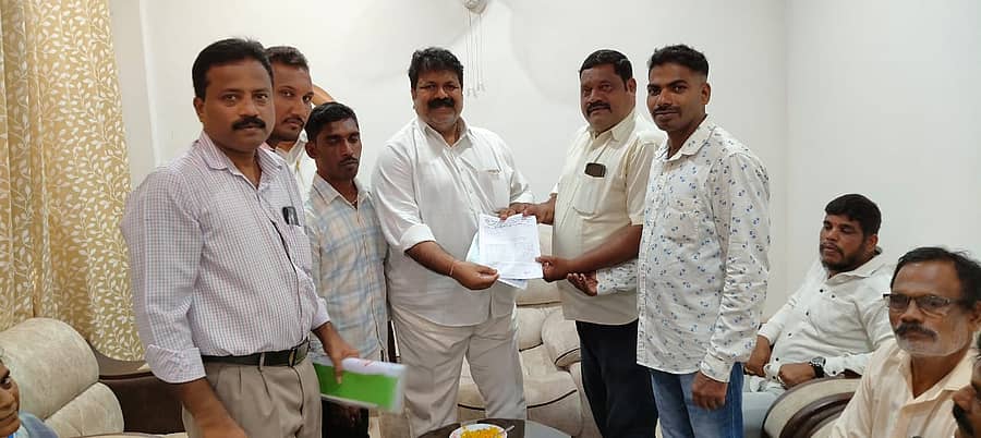 ಬೇಲೆಕೇರಿ ಬಂದರಿನಲ್ಲಿ ಮುಳುಗಡೆಯಾದ ಬೋಟ್‌ಗಳಿಗೆ ಪರಿಹಾರ ದೊರಕಿಸಿಕೊಡುವಂತೆ ಬೇಲೆಕೇರಿ ಫಿಶರೀಸ್ ಕೋ - ಆಪರೇಟಿವ್ ಸೊಸೈಟಿ ವತಿಯಿಂದ ಸಚಿವ ಮಂಕಾಳ ವೈದ್ಯರಿಗೆ ಮನವಿ ಸಲ್ಲಿಸಲಾಯಿತು