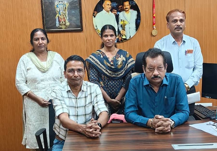 <div class="paragraphs"><p>‘ಡೆಕಾಯ್‌ ಕಾರ್ಯಾಚರಣೆ’ಯಲ್ಲಿ ಪಾಲ್ಗೊಂಡಿದ್ದ ಮಂಡ್ಯ ಡಿಎಚ್‌ಒ ಡಾ.ಕೆ.ಮೋಹನ್‌ ಮತ್ತು ಡಾ.ಬೆಟ್ಟಸ್ವಾಮಿ ನೇತೃತ್ವದ ತಂಡ&nbsp;</p></div>