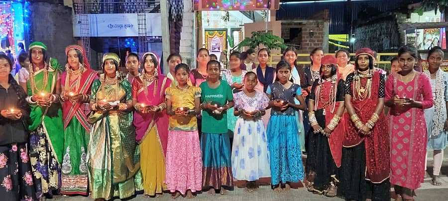 ಗಜೇಂದ್ರಗಡ ಸಮೀಪದ ರಾಜೂರ ಗ್ರಾಮದ ತಾಂಡಾದ ಯುವತಿಯರು ದೀಪಾವಳಿ ಹಬ್ಬದ ಅಂಗವಾಗಿ ಮನೆ ಮನೆಗೆ ತೆರಳಿ ದೀಪ ಬೆಳಗಿದರು