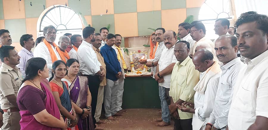 ಶಿಗ್ಗಾವಿ ಪಟ್ಟಣದ ತಹಶೀಲ್ದಾರ್ ಕಚೇರಿ ಸಭಾಭವನದಲ್ಲಿ ಕಿತ್ತೂರು ರಾಣಿ ಚನ್ನಮ್ಮ ಜಯಂತಿ ಆಚರಿಸಲಾಯಿತು