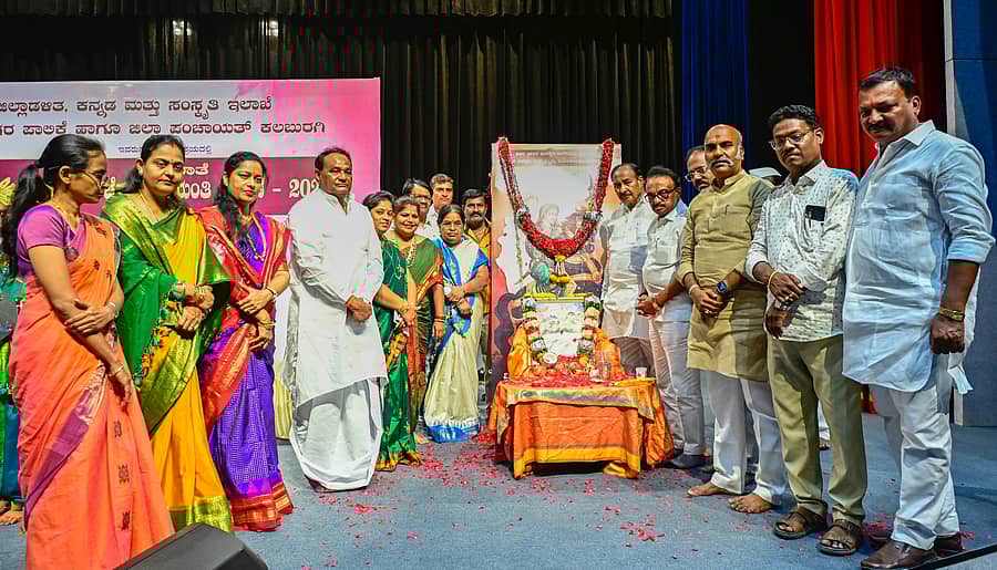 ಕಲಬುರಗಿಯ ಎಸ್.ಎಂ.ಪಂಡಿತ್ ರಂಗಮಂದಿರದಲ್ಲಿ ಗುರುವಾರ ನಡೆದ ಕಿತ್ತೂರು ರಾಣಿ ಚನ್ನಮ್ಮ ಜಯಂತಿ ಕಾರ್ಯಕ್ರಮದಲ್ಲಿ ಗಣ್ಯರು ಚನ್ನಮ್ಮ ಭಾವಚಿತ್ರಕ್ಕೆ ಪುಷ್ಪನಮನ ಸಲ್ಲಿಸಿದರು –ಪ್ರಜಾವಾಣಿ ಚಿತ್ರ
