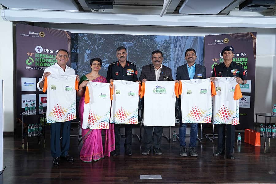 <div class="paragraphs"><p>ಬೆಂಗಳೂರು ಮಿಡ್‌ನೈಟ್ ಮ್ಯಾರಥಾನ್ 2025ರ ಜರ್ಸಿಯನ್ನು ಭಾರತೀಯ ಸೇನೆಯ ಕರ್ನಾಟಕ ಮತ್ತು ಕೇರಳ ಉಪಪ್ರದೇಶದ ಜನರಲ್ ಆಫೀಸರ್ ಕಮಾಂಡಿಂಗ್&nbsp;ಮೇಜರ್ ಜನರಲ್ ವಿ.ಟಿ. ಮ್ಯಾಥ್ಯೂ (ಎಡದಿಂದ ಮೂರನೆಯವರು) ಅನಾವರಣ ಮಾಡಿದರು.&nbsp;&nbsp;</p></div>