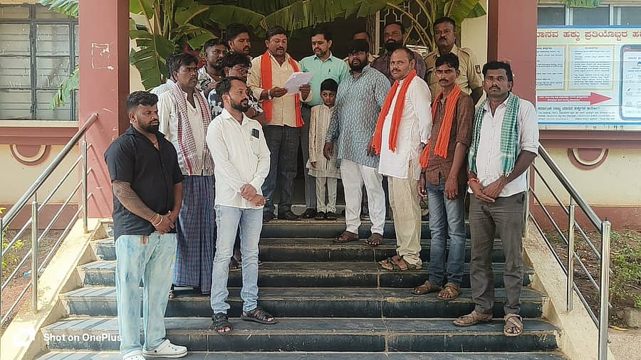 ಕನೇರಿ ಮಠದ ಕಾಡಸಿದ್ದೇಶ್ವರ ಶ್ರೀಗಳಿಗೆ ಸರ್ಕಾರ ಹೇರಿದ ಸಂಚಾರ ನಿರ್ಬಂಧವನ್ನು ಹಿಂಪಡೆಯಬೇಕೆಂದು ಒತ್ತಾಯಿಸಿ ಶಿರಹಟ್ಟಿ ತಹಶೀಲ್ದಾರ್‌ ಕೆ. ರಾಘವೇಂದ್ರ ರಾವ್ ಅವರಿಗೆ ಮನವಿ ಸಲ್ಲಿಸಲಾಯಿತು 