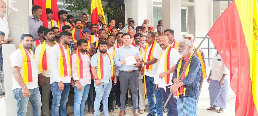 ಅಂಗಡಿಗಳಲ್ಲಿ ನಾಮಫಲಕಗಳಲ್ಲಿ ಹಾಗೂ ರಾಜ್ಯ, ರಾಷ್ಟ್ರೀಯ ಹೆದ್ದಾರಿಗಳಲ್ಲಿರುವ ಜಾಹೀರಾತು ಫಲಕಗಳಲ್ಲಿ ಕಡ್ಡಾಯವಾಗಿ ಕನ್ನಡ ಬಳಸಬೇಕು ಎಂದು ಆಗ್ರಹಿಸಿ ಕರ್ನಾಟಕ ರಕ್ಷಣಾ ವೇದಿಕೆ ಕಾರ್ಯಕರ್ತರು ಮದ್ದೂರಿನಲ್ಲಿ ಗುರುವಾರ ತಾಲ್ಲೂಕು ಕಚೇರಿಯ ಮುಂದೆ ಪ್ರತಿಭಟನೆ ನಡೆಸಿದರು