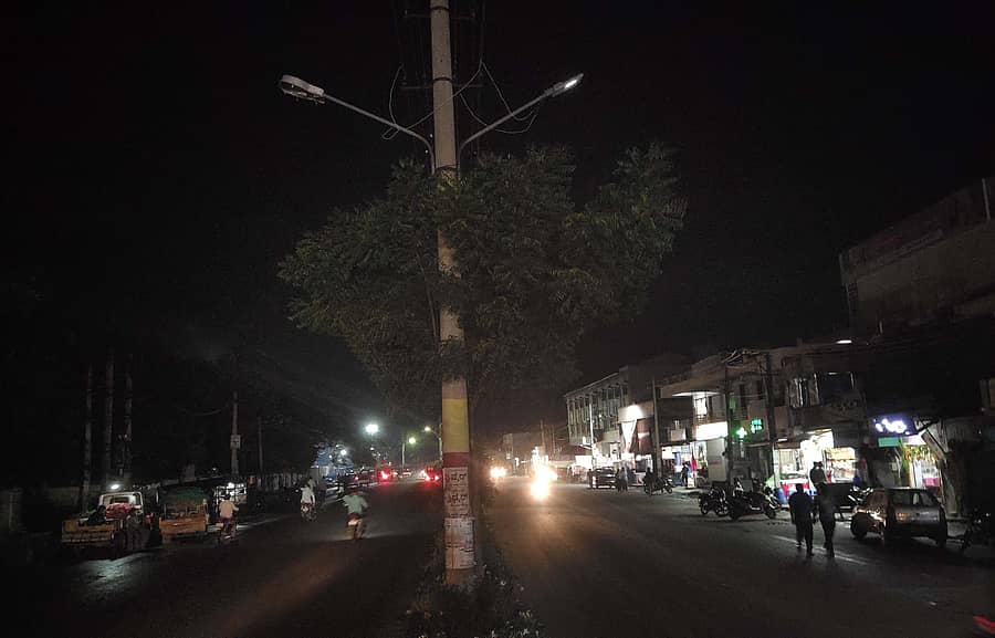 ಬಾಗೇಪಲ್ಲಿ ಪಟ್ಟಣದ ಡಿವಿಜಿ ಮುಖ್ಯರಸ್ತೆಯಲ್ಲಿ ಬೀದಿದೀಪಗಳಲ್ಲಿ ಬೆಳಕು ಕಾಣದೆ ಕಗ್ಗತ್ತಲು ಆವರಿಸಿರುವುದು
