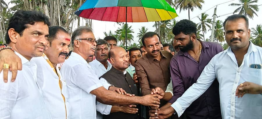 ಹಾರೋಹಳ್ಳಿ ತಾಲೂಕಿನ ಕೊಳ್ಳಿಗನಹಳ್ಳಿ ಗ್ರಾಮ ಪಂಚಾಯಿತಿ ವ್ಯಾಪ್ತಿಯ ಅರಸು ಕಾಲೊನಿಯಲ್ಲಿ ಶಾಸಕ ಇಕ್ಬಾಲ್ ಹುಸೇನ್ ಅಭಿವೃದ್ಧಿ ಕಾಮಗಾರಿಗೆ ಚಾಲನೆ ನೀಡಿದರು