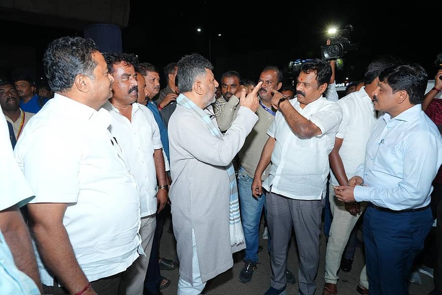 ಶಿವಕುಮಾರ್ ಅವರು ಎಲೆಕ್ಟ್ರಾನಿಕ್ ಸಿಟಿಗೆ ಭೇಟಿ ಪರಿಶೀಲನೆ ನಡೆಸಿದರು. ಶಾಸಕ ಶಿವಣ್ಣ, ಜಿಲ್ಲಾಧಿಕಾರಿ ಜಗದೀಶ್‌ ಉಪಸ್ಥಿತರಿದ್ದರು
