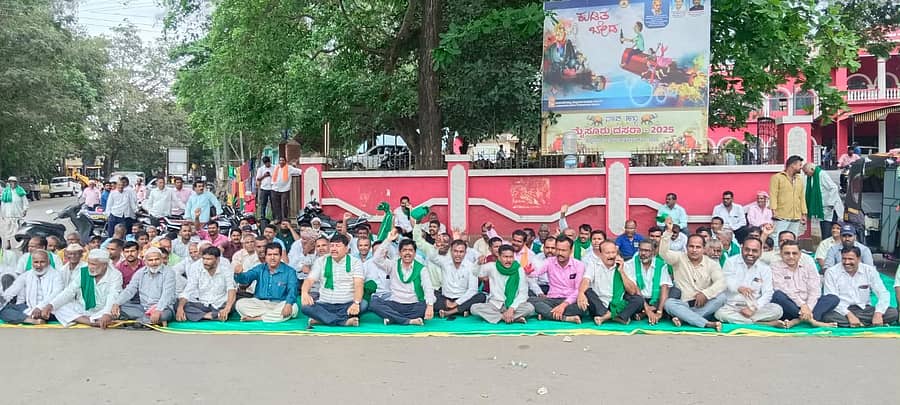 ಹಳಿಯಾಳದ ತಹಶೀಲ್ದಾರ್‌ ಕಾರ್ಯಾಲಯದ ಎದುರಿನ ಶಿವಾಜಿ ವೃತ್ತದಲ್ಲಿ ಕಬ್ಬು ಬೆಳೆಗಾರರು ಗುರುವಾರ ಪ್ರತಿಭಟನೆ ನಡೆಸಿದರು