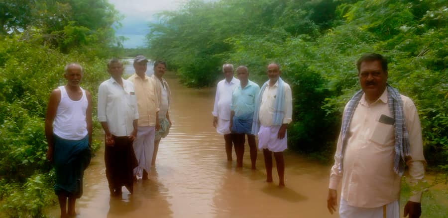 ಅಜ್ಜಂಪುರ ಸಮೀಪ ಅಂತರಗಟ್ಟೆ ಬಳಿಯ ಎಚ್.ತಿಮ್ಮಾಪುರದ ಹಳ್ಳ ಭರ್ತಿಯಾಗಿ ಕೃಷಿ ಭೂಮಿಯ ಮೇಲೆ ಹರಿಯುತ್ತಿದೆ