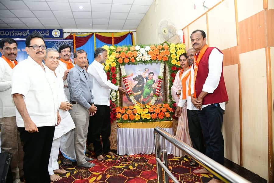 ದಾವಣಗೆರೆಯ ಕುವೆಂಪು ಕನ್ನಡ ಭವನದಲ್ಲಿ  ಗುರುವಾರ ಆಯೋಜಿಸಿದ್ದ ಕಾರ್ಯಕ್ರಮದಲ್ಲಿ ಶಾಸಕ ಕೆ.ಎಸ್. ಬಸವಂತಪ್ಪ ಅವರು ಕಿತ್ತೂರು ರಾಣಿ ಚನ್ನಮ್ಮ ಭಾವಚಿತ್ರಕ್ಕೆ ಪುಷ್ಪಾರ್ಚನೆ ಮಾಡಿದರು