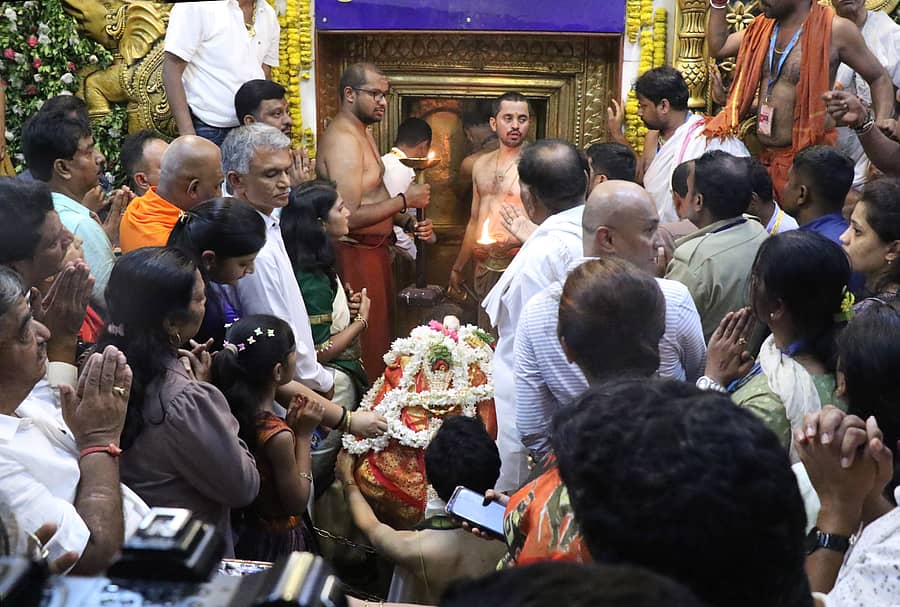 ಹಾಸನಾಂಬ ದೇವಾಲಯದ ಗರ್ಭಗುಡಿಯ ಬಾಗಿಲನ್ನು ಗುರುವಾರ ಸಚಿವ ಕೃಷ್ಣಬೈರೇಗೌಡ ಸೇರಿದಂತೆ ಗಣ್ಯರ ಸಮ್ಮುಖದಲ್ಲಿ ಮುಚ್ಚಲಾಯಿತು
