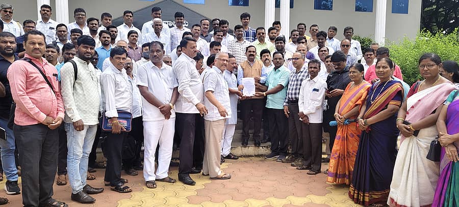 ಕೊಪ್ಪಳದಲ್ಲಿ ಗುರುವಾರ ಪಿಯು ಉಪನ್ಯಾಸಕರು ಹಾಗೂ ಪ್ರಾಚಾರ್ಯರ ಸಂಘದ ಪದಾಧಿಕಾರಿಗಳು ಡಿಡಿಪಿಯು ಜಿ.ಎಚ್. ಜಗದೀಶ ಅವರಿಗೆ ಮನವಿ ಸಲ್ಲಿಸಿದರು