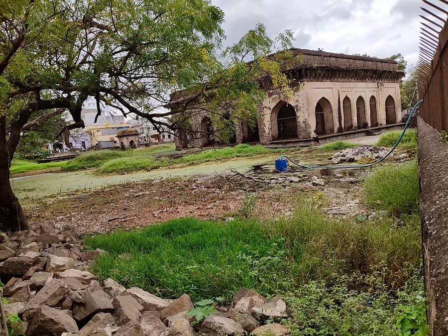ಅಲಿರೋಜಾ ಸುತ್ತಲು ಮಳೆ ನೀರು ಪಾಚಿಗಟ್ಟಿರುವುದು – ಪ್ರಜಾವಾಣಿ ಚಿತ್ರ