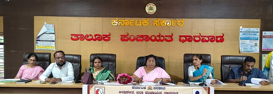 ಧಾರವಾಡದಲ್ಲಿ ನಡೆದ ಪ್ರಗತಿ ಪರಿಶೀಲನಾ ಸಭೆಯಲ್ಲಿ ಎಚ್.ಎಚ್.ಕುಕನೂರ, ಜಿ.ಪದ್ಮಾವತಿ, ರಾಜ್ಯ ಮಹಿಳಾ ಅಭಿವೃದ್ಧಿ ನಿಗಮದ ಪ್ರಧಾನ ವ್ಯವಸ್ಥಾಪಕಿ ಅಕ್ಕಮಹಾದೇವಿ ಪಾಲ್ಗೊಂಡಿದ್ದರು