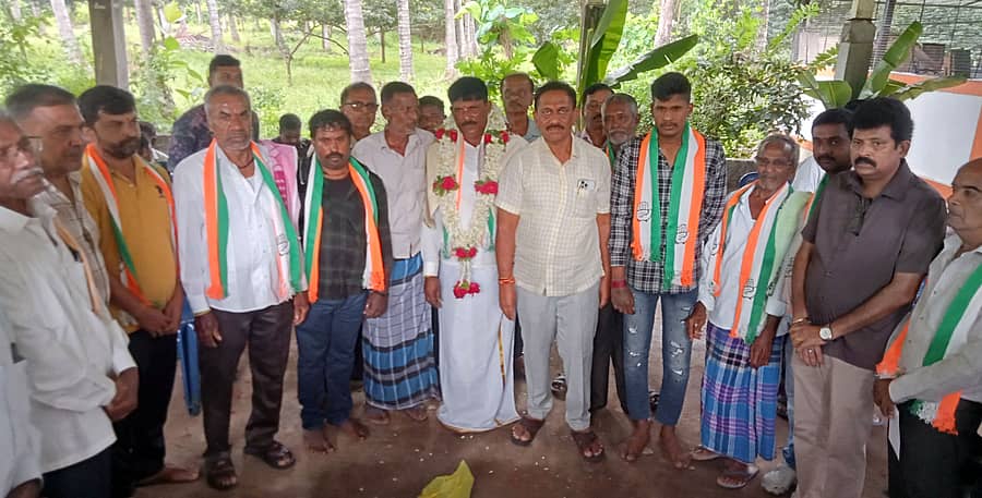 ಶ್ರೀರಂಗಪಟ್ಟಣ ಟೌನ್ ವ್ಯಾಪ್ತಿಯ ಗಂಜಾಂನಲ್ಲಿ ಗುರುವಾರ ನಡೆದ ಕಾಂಗ್ರೆಸ್ ಸದಸ್ಯತ್ವ ಅಭಿಯಾನ ಸಂಬಂಧ ನಡೆದ ಸಭೆಯಲ್ಲಿ ಜೆಡಿಎಸ್ ಮುಖಂಡರು ಹಾಗೂ ಕಾರ್ಯಕರ್ತರು ಕಾಂಗ್ರೆಸ್ಗೆ ಸೇರ್ಪಡೆಯಾದರು. ಶಾಸಕ ರಮೇಶ ಬಂಡಿಸಿದ್ದೇಗೌಡ, ಬ್ಲಾಕ್ ಕಾಂಗ್ರೆಸ್ ಅಧ್ಯಕ್ಷ ಎನ್. ಪ್ರಕಾಶ್, ಪುರಸಭೆ ಅಧ್ಯಕ್ಷ ಎಂ.ಎಲ್. ದಿನೇಶ್ ಪಾಲ್ಗೊಂಡಿದ್ದರು