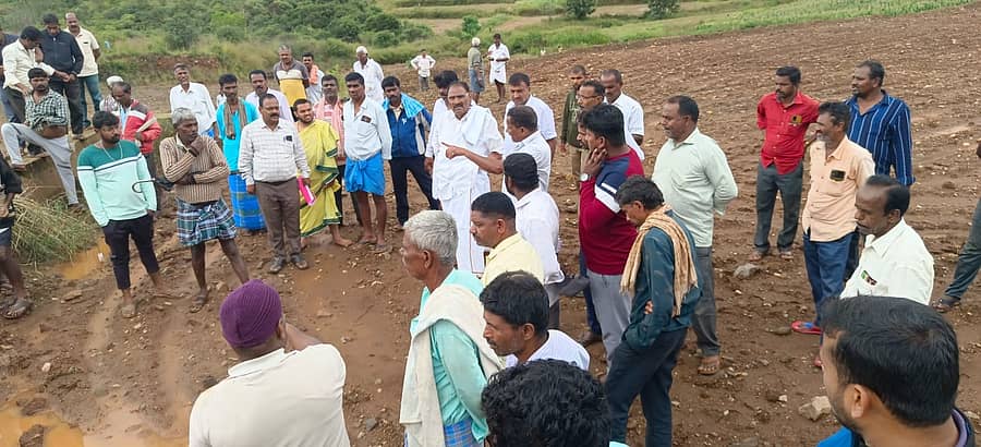 ಅರಸೀಕೆರೆ ತಾಲ್ಲೂಕಿನ ಬಾಗೇಶಪುರ ಗ್ರಾಮದ ಅಜ್ಜಿಗುಡ್ಡ ಹಾಗೂ ದೊಡ್ಡಗುಡ್ಡ ನಡುವೆ ಚೆಕ್ಡ್ಯಾಮ್ ನಿರ್ಮಾಣಕ್ಕೆ ಶಾಸಕ ಕೆ.ಎಂ.ಶಿವಲಿಂಗೇಗೌಡ ಭೂಮಿಪೂಜೆ ನೆರವೇರಿಸಿ ಮಾತನಾಡಿದರು