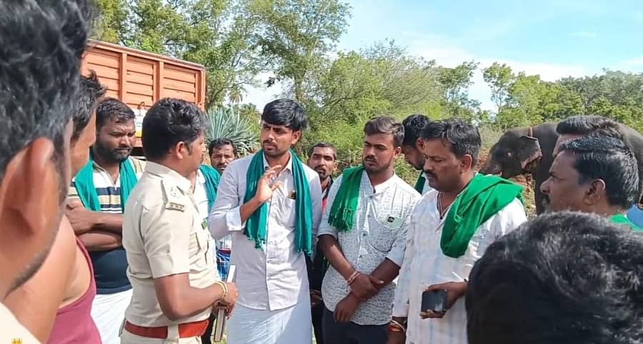 ಗುಂಡ್ಲುಪೇಟೆ: ಹುಲಿ ಸೆರೆಗೆ ಸಾಕಾನೆ ಮೂಲಕ ನಡೆಸುತ್ತಿದ್ದ ಕಾರ್ಯಾಚರಣೆ ಸ್ಥಗಿತಗೊಳಿಸಲಾಗಿದೆ ಎಂದು ದೂರಿ ಇಂಗಲವಾಡಿ ಗ್ರಾಮಸ್ಥರು ಗುರುವಾರ ಪ್ರತಿಭಟನೆ ನಡೆಸಿದ ಸಂದರ್ಭ ವಲಯ ಅರಣ್ಯಾಧಿಕಾರಿ ಶಿವಕುಮಾರ್ ಸ್ಥಳಕ್ಕೆ ಬಂದು ಸಮಸ್ಯೆ ಆಲಿಸಿದರು