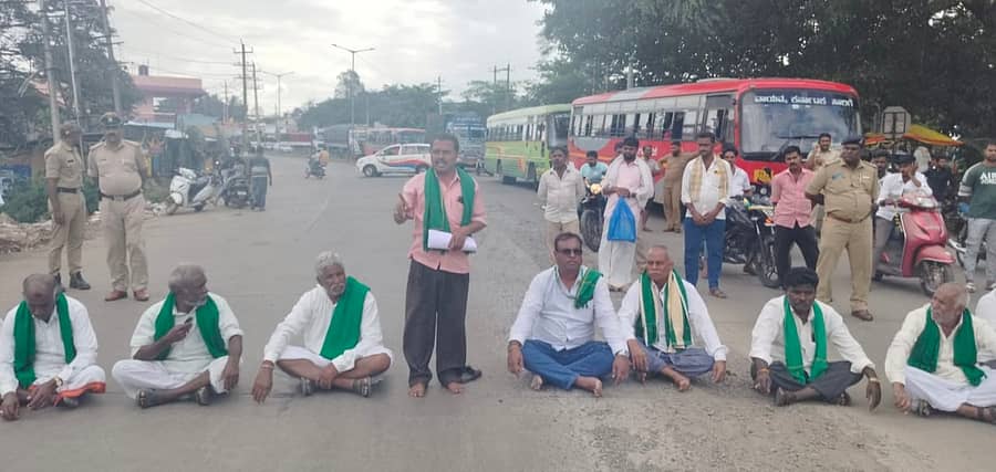 ಕಲಘಟಗಿ ಪಟ್ಟಣದ ಆಂಜನೇಯ ವೃತ್ತದ ಬಳಿ ಹುಬ್ಬಳ್ಳಿ– ಕಾರವಾರ ರಾಷ್ಟ್ರಿಯ ಹೆದ್ದಾರಿ ತಡೆದು ಕಬ್ಬು ಬೆಳೆಗಾರರು ಪ್ರತಿಭಟನೆ ನಡೆಸಿದರು