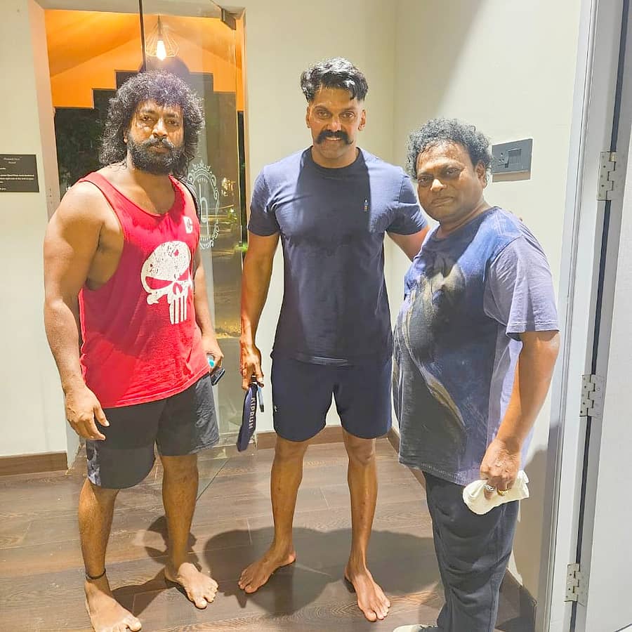 <div class="paragraphs"><p>ಇತ್ತೀಚೆಗೆ ಸಾಧು ಕೋಕಿಲಾ ಅವರು ಚೆನ್ನೈಗೆ ಭೇಟಿ ನೀಡಿದ್ದರು. ತಾವು ಉಳಿದುಕೊಂಡಿದ್ದ ಹೋಟೆಲ್‌ನಲ್ಲಿಯೇ ಜಿಮ್ ಮಾಡಲು ಬಂದಿದ್ದ ತಮಿಳಿನ ಖ್ಯಾತ ನಟ ಆರ್ಯ ಅವರನ್ನು ಸಾಧು ಭೇಟಿಯಾಗಿದ್ದರು.</p></div>