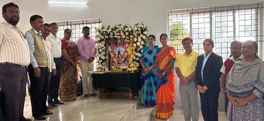 ರಾಮನಗರದ ಸರ್ಕಾರಿ ಪ್ರಥಮ ದರ್ಜೆ ಮಹಿಳಾ ಕಾಲೇಜಿನಲ್ಲಿ ಜಿಲ್ಲಾಡಳಿತ ಗುರುವಾರ ಕಿತ್ತೂರು ರಾಣಿ ಚನ್ನಮ್ಮ ಜಯಂತಿ ಕಾರ್ಯಕ್ರಮ ಜರುಗಿತು.  ಹೆಚ್ಚುವರಿ ಜಿಲ್ಲಾಧಿಕಾರಿ ಆರ್. ಚಂದ್ರಯ್ಯ, ಕನ್ನಡ ಮತ್ತು ಸಂಸ್ಕೃತಿ ಇಲಾಖೆ ಸಹಾಯಕ ನಿರ್ದೇಶಕ ಕೆ. ಸತೀಶ್, ಪ್ರಾಂಶುಪಾಲೆ ರಾಧ, ಕಾಲೇಜಿನ ಪ್ರಾಧ್ಯಾಪಕರು ಹಾಗೂ ಇತರರು ಇದ್ದಾರೆ
