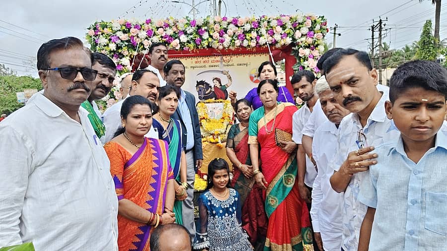 ಹಾವೇರಿ ರಾಣಿ ಚನ್ನಮ್ಮ ವೃತ್ತದಲ್ಲಿ ಕಿತ್ತೂರಿನ ವೀರರಾಣಿ ಚನ್ನಮ್ಮ ಜಯಂತಿ ಆಚರಿಸಿ ಪೂಜೆ ಸಲ್ಲಿಸಲಾಯಿತು 